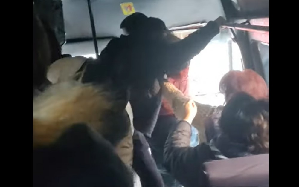 VIDEO// Incident HALUCINANT în transportul public din Chișinău. Pasager bătut și scos afară pentru că nu purta mască